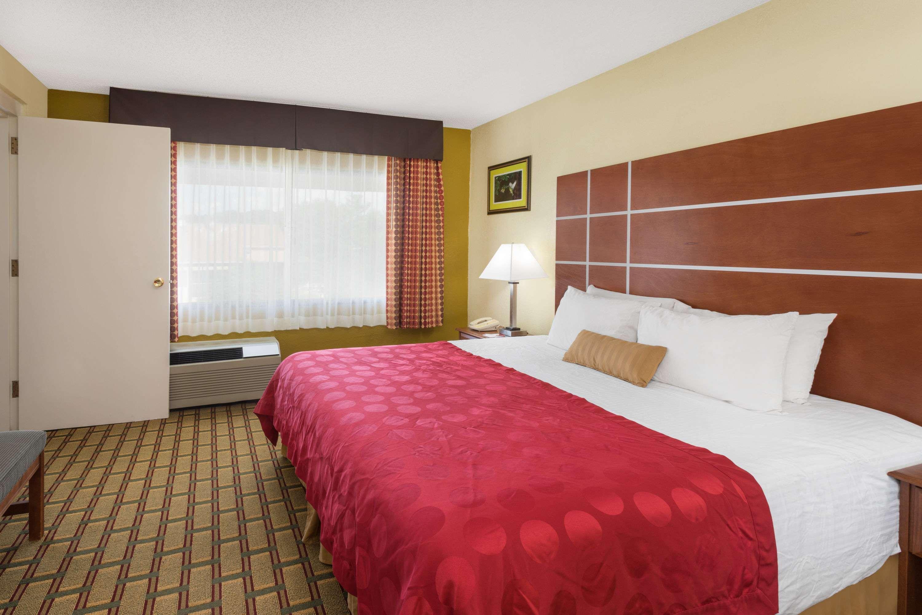 Ramada By Wyndham Asheville Southeast Exterior foto