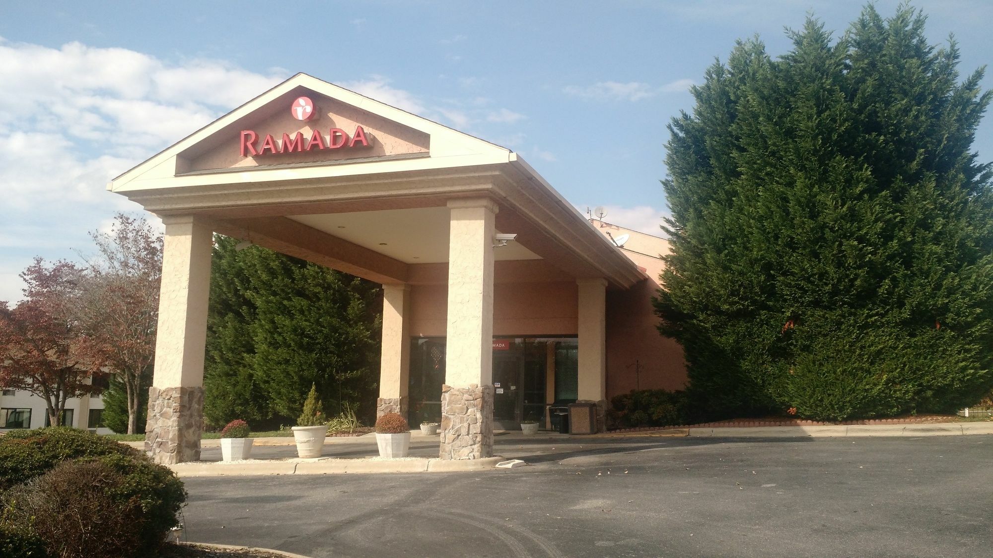 Ramada By Wyndham Asheville Southeast Exterior foto